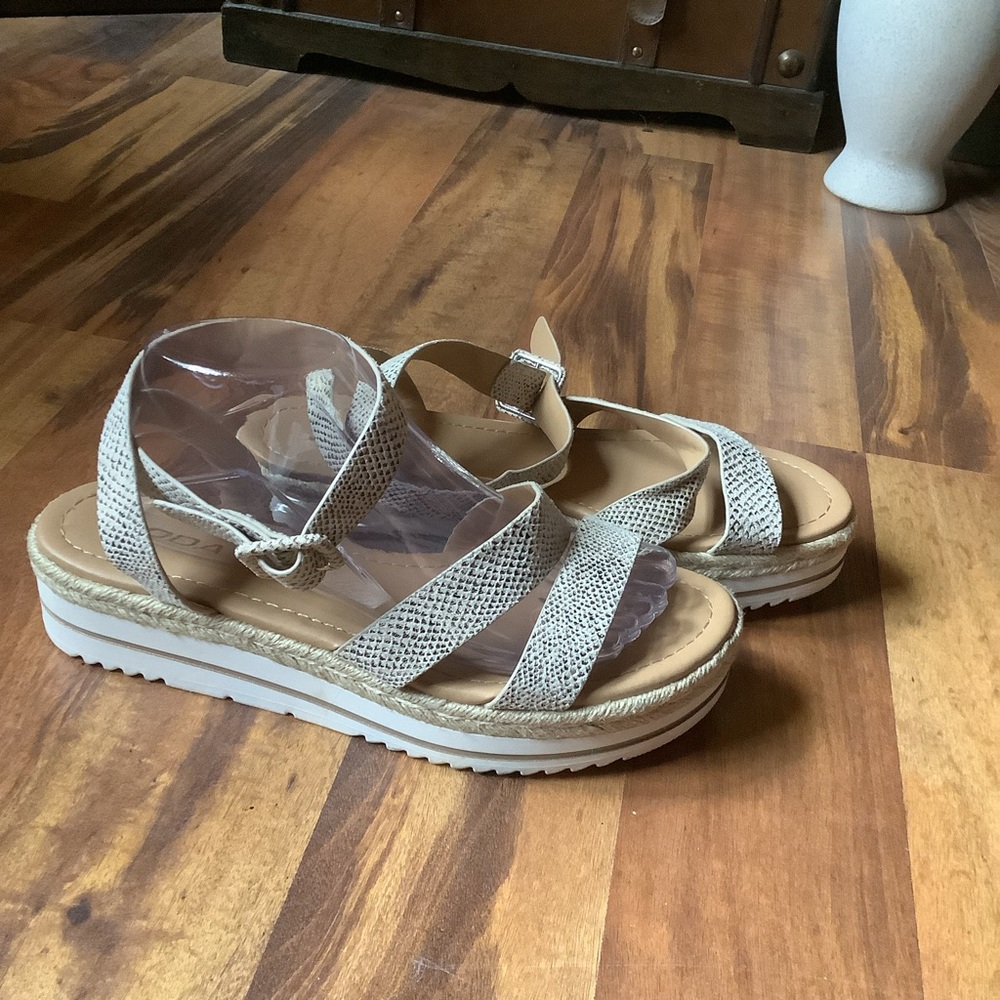 Soda Size 10 cream tan snakeskin pattern platform sandals